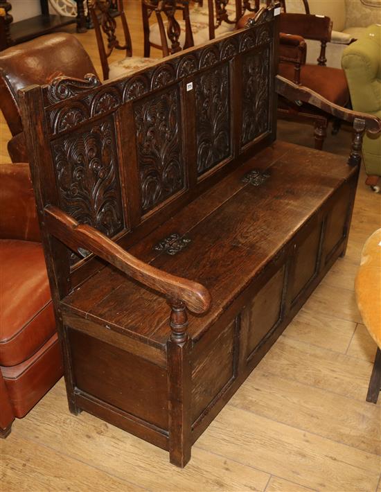 An oak settle W.133cm